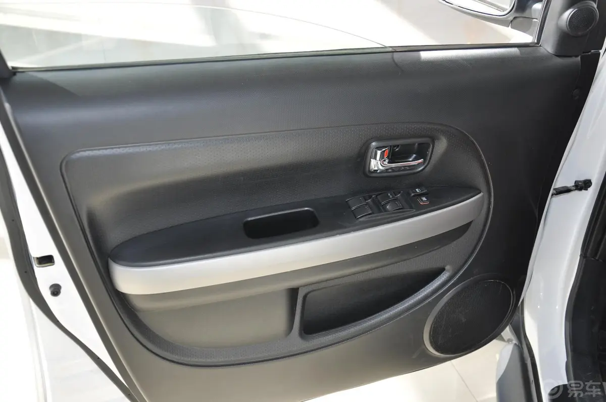炫丽CROSS 1.5L 手动驾驶员侧车门内门板