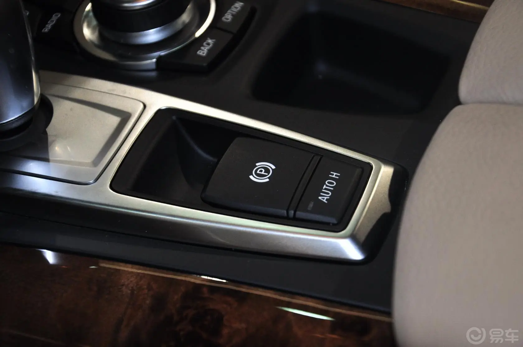 宝马X5(进口)xDrive35i 豪华型 5座驻车制动（手刹，电子，脚刹）