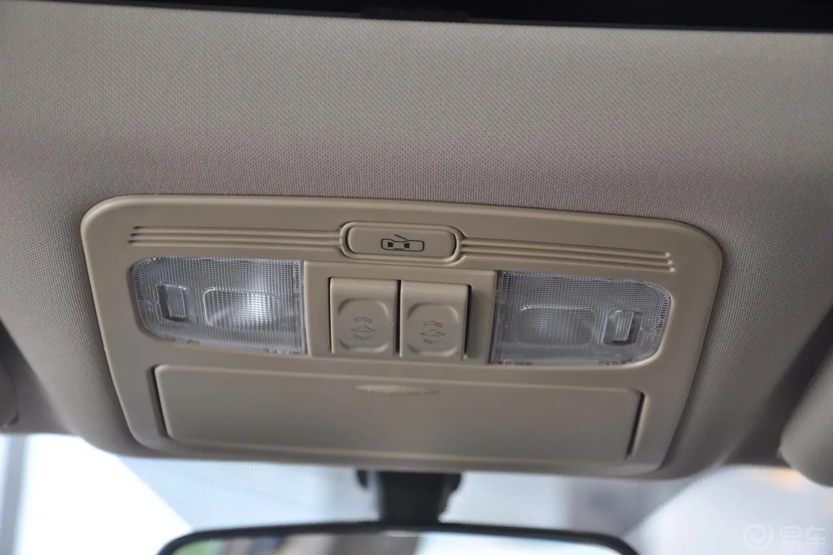吉利SX71.8L 手动 尊贵型前排车顶中央控制区