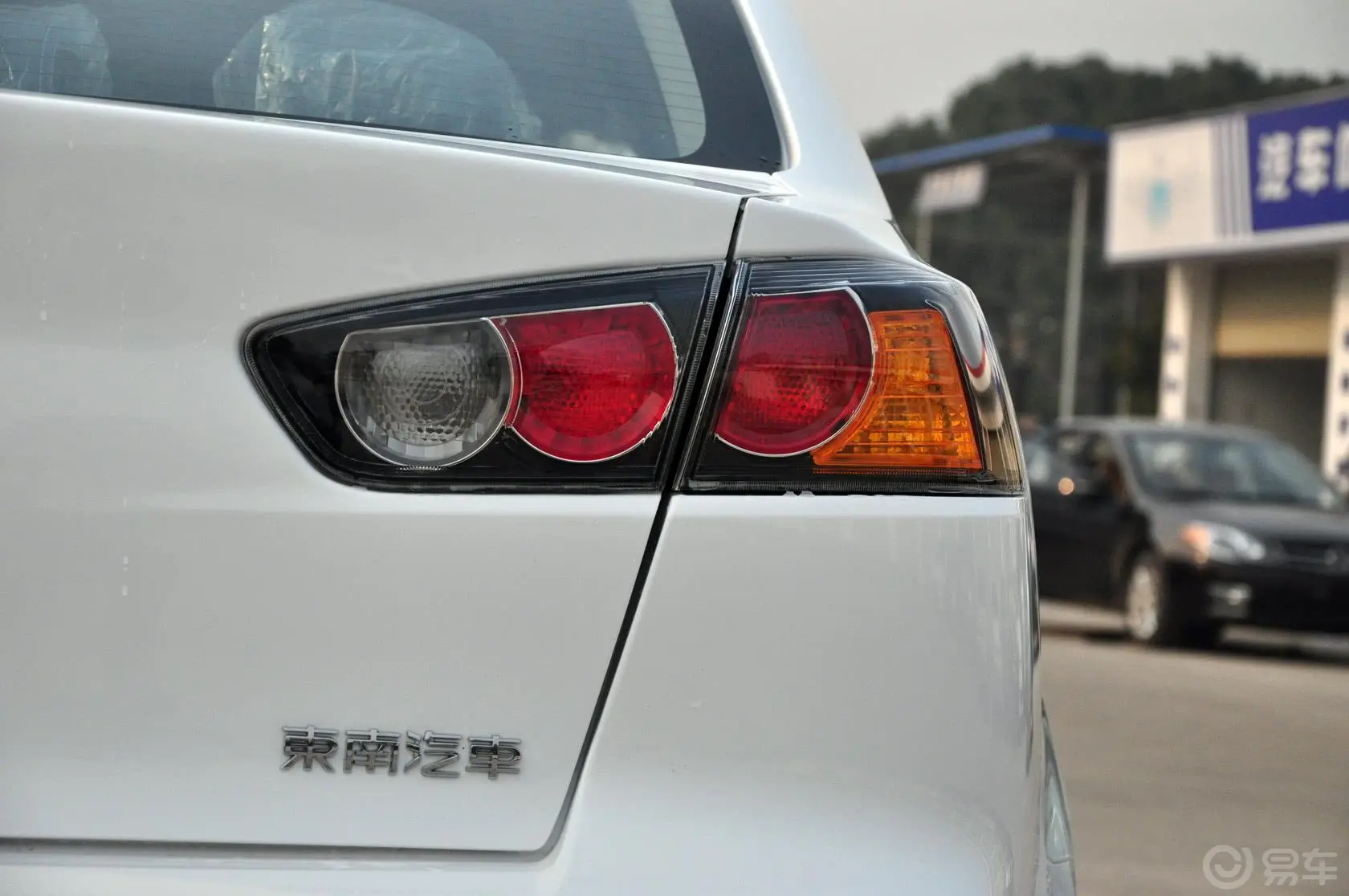 翼神1.8L Classic黑白版外观