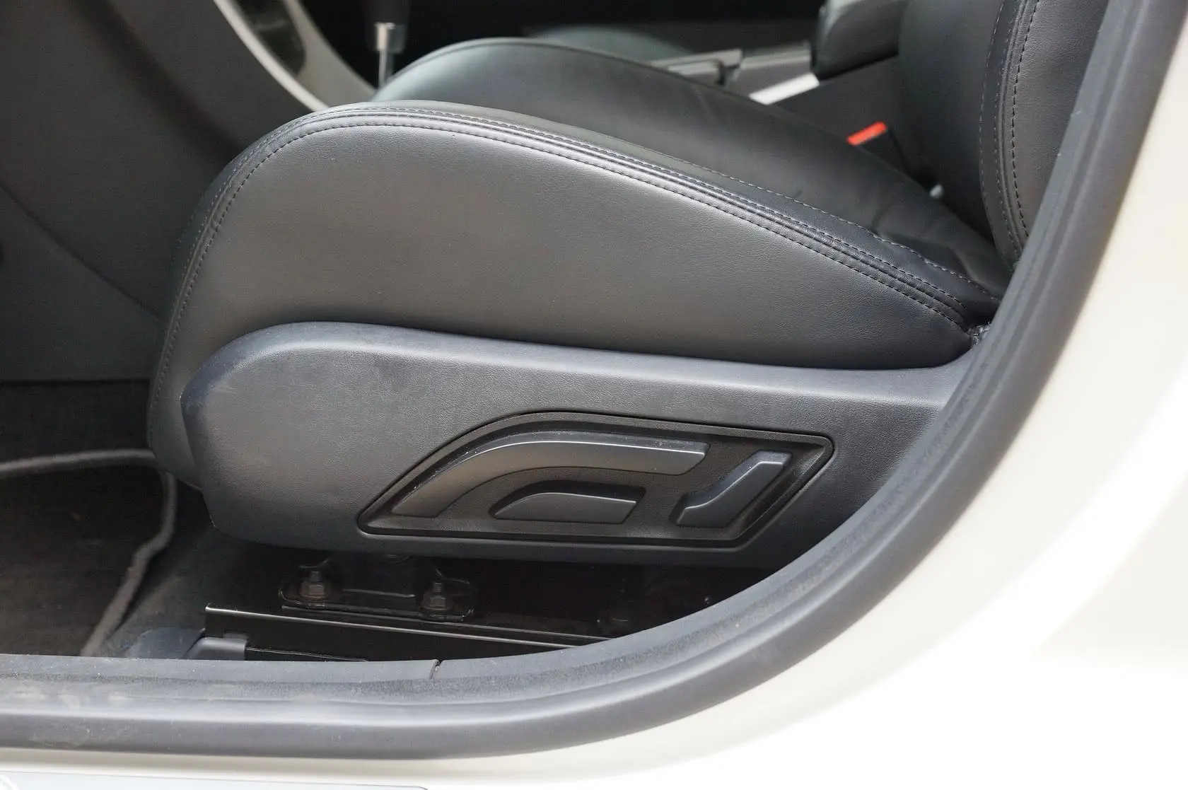 MG6掀背 1.8T AT 豪华版座椅调节键