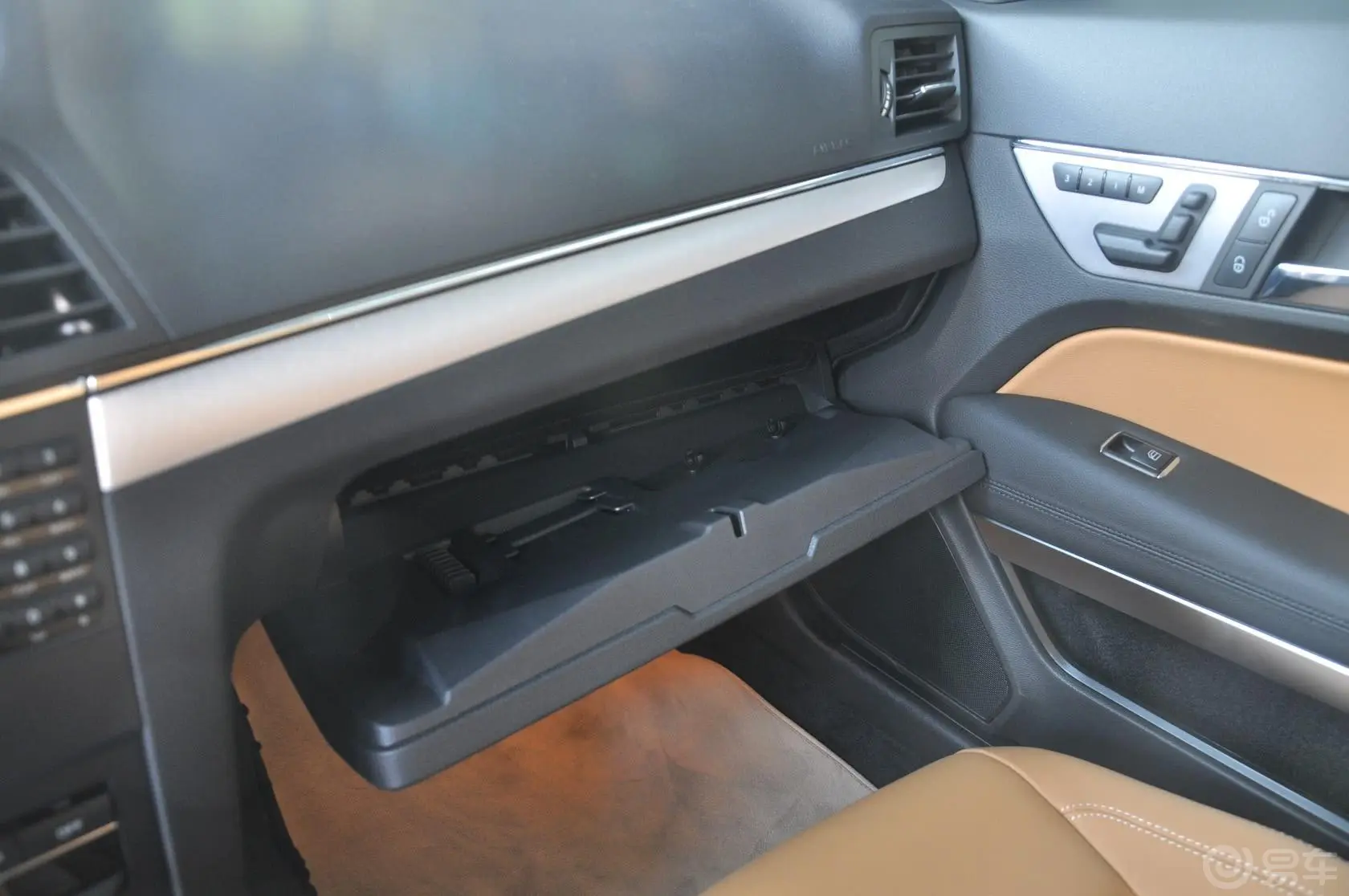 奔驰E级(进口)E200 CGI Coupe手套箱