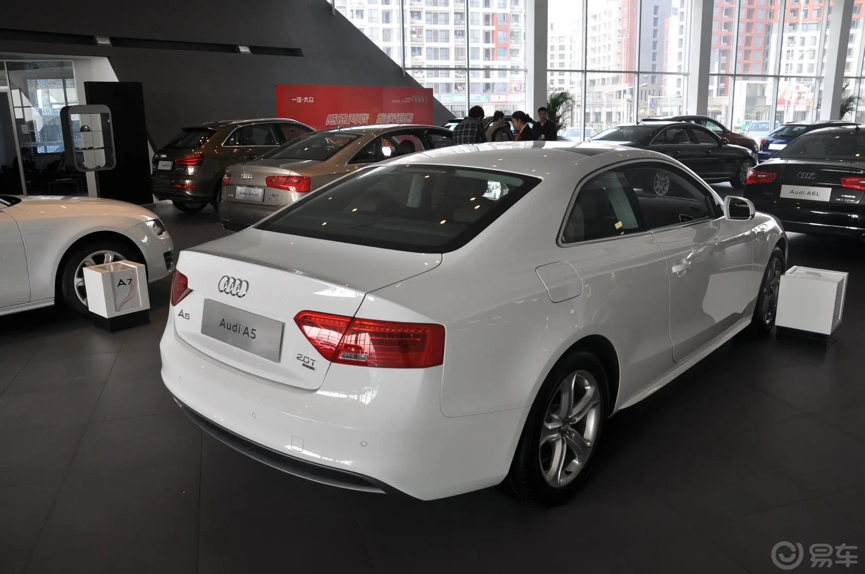 奥迪A5Coupe 2.0T CVT侧后45度车头向右水平