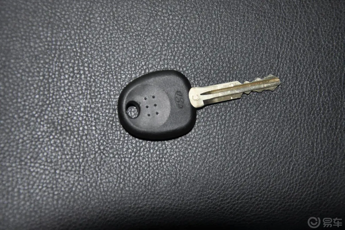 胜达(进口)2.4L 自动 四驱版 舒适版 7座钥匙（背面，按键）