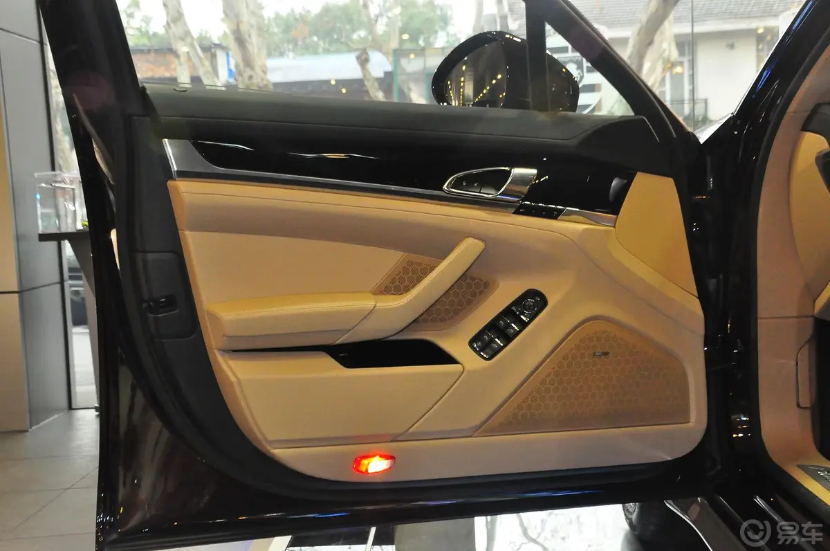 PanameraPanamera Platinum Edition 3.6L驾驶员侧车门内门板
