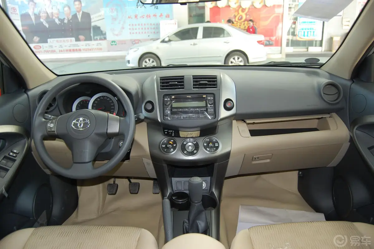 RAV4荣放2.0L 手动 经典版内饰