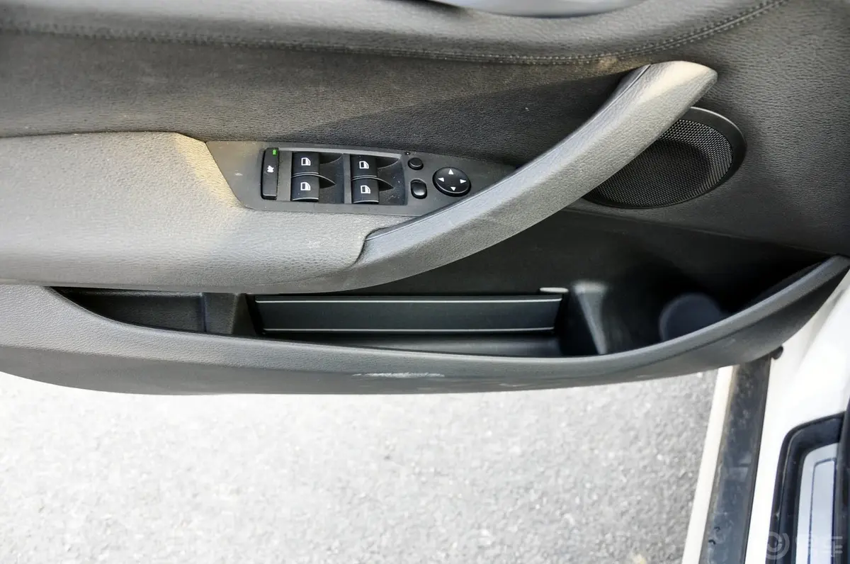 宝马X1xDrive20i X设计套装驾驶员门储物盒