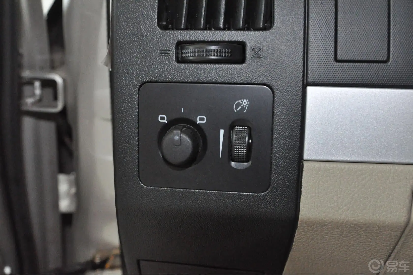 飞腾时尚版 CFA6420B 2.0L MT 2WD 豪华型外后视镜控制键