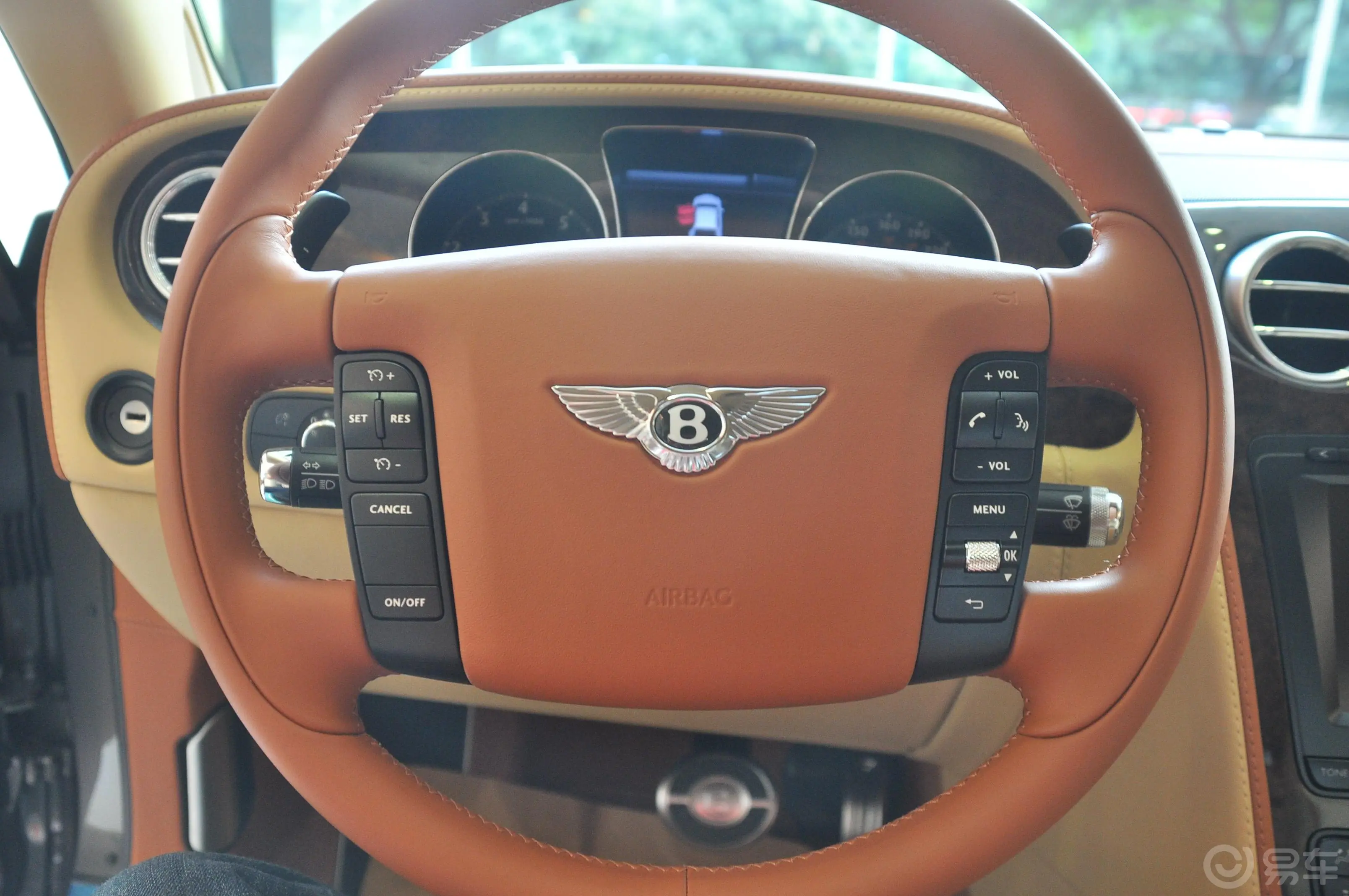 欧陆Flying Spur 6.0T 自动 5座方向盘