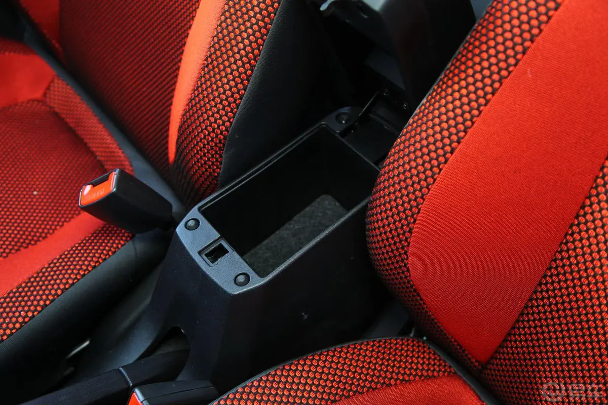 夏利N71.3L 手动 尊贵型前排中央扶手箱空间