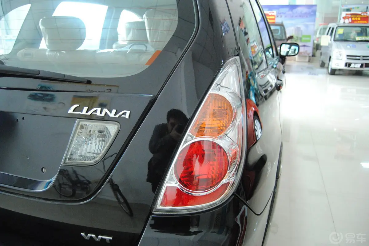 利亚纳两厢 1.6L 自动 标准型尾灯侧45度俯拍