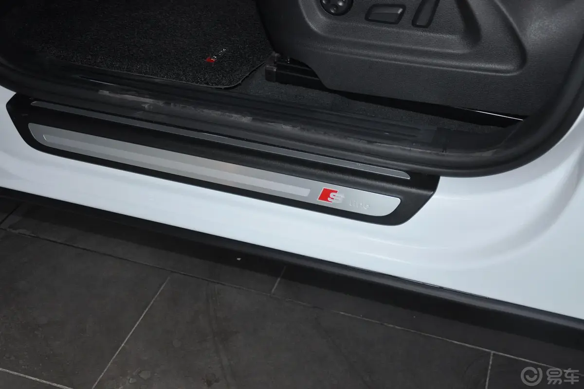 奥迪Q5(进口)3.2 FSI 运动款车门迎宾装饰板