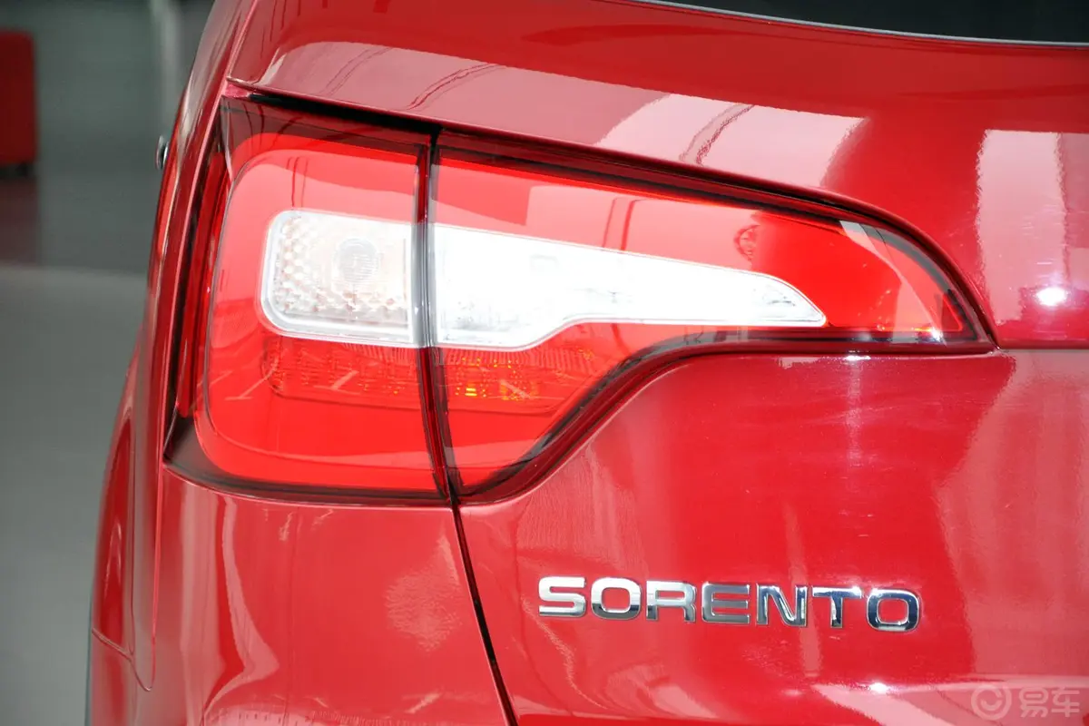 索兰托2.4L 汽油  舒适版 七座尾灯侧45度俯拍