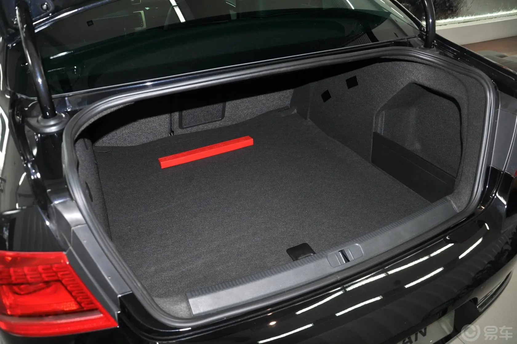 迈腾3.0L 手自一体 V6 FSI 旗舰型行李箱空间