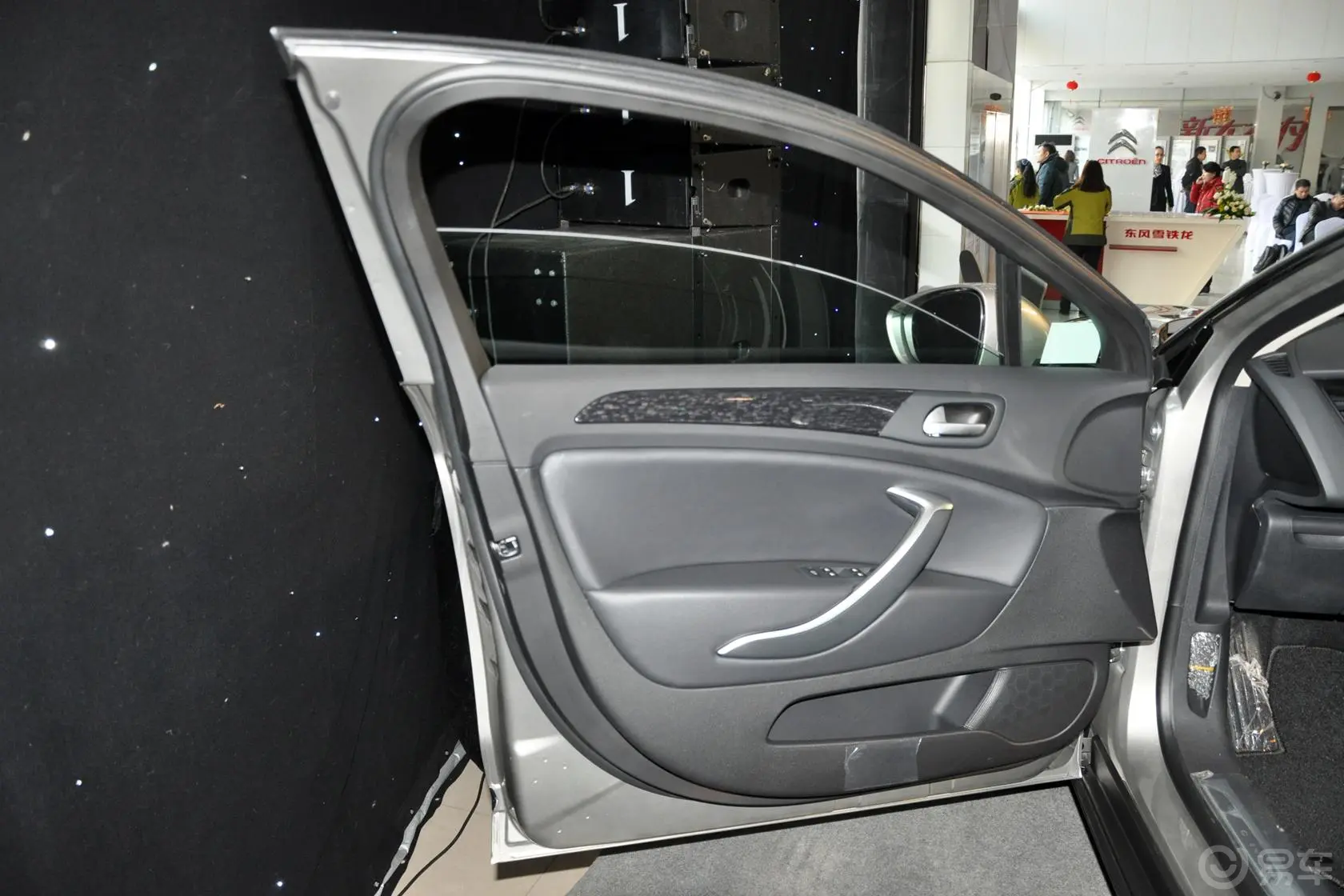雪铁龙C52.0L 自动 尊享型驾驶员侧车门内门板