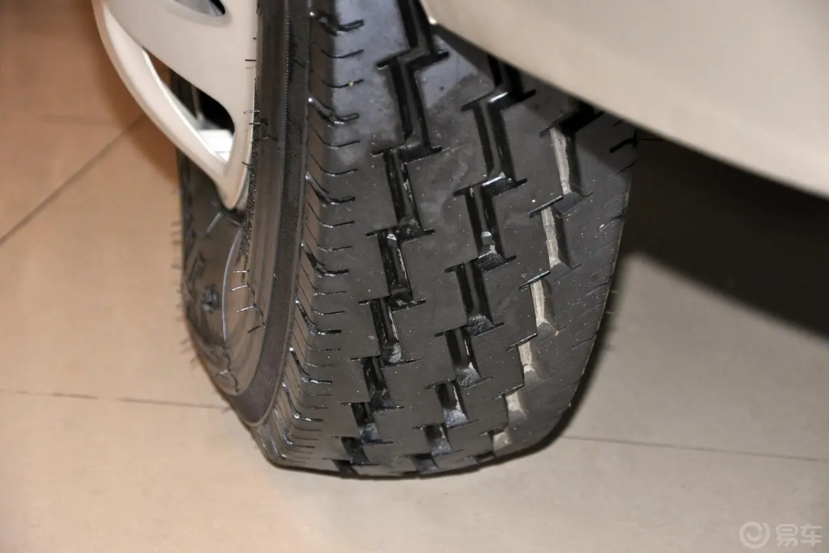 依维柯褒迪宝迪A42标准版 17座轮胎花纹
