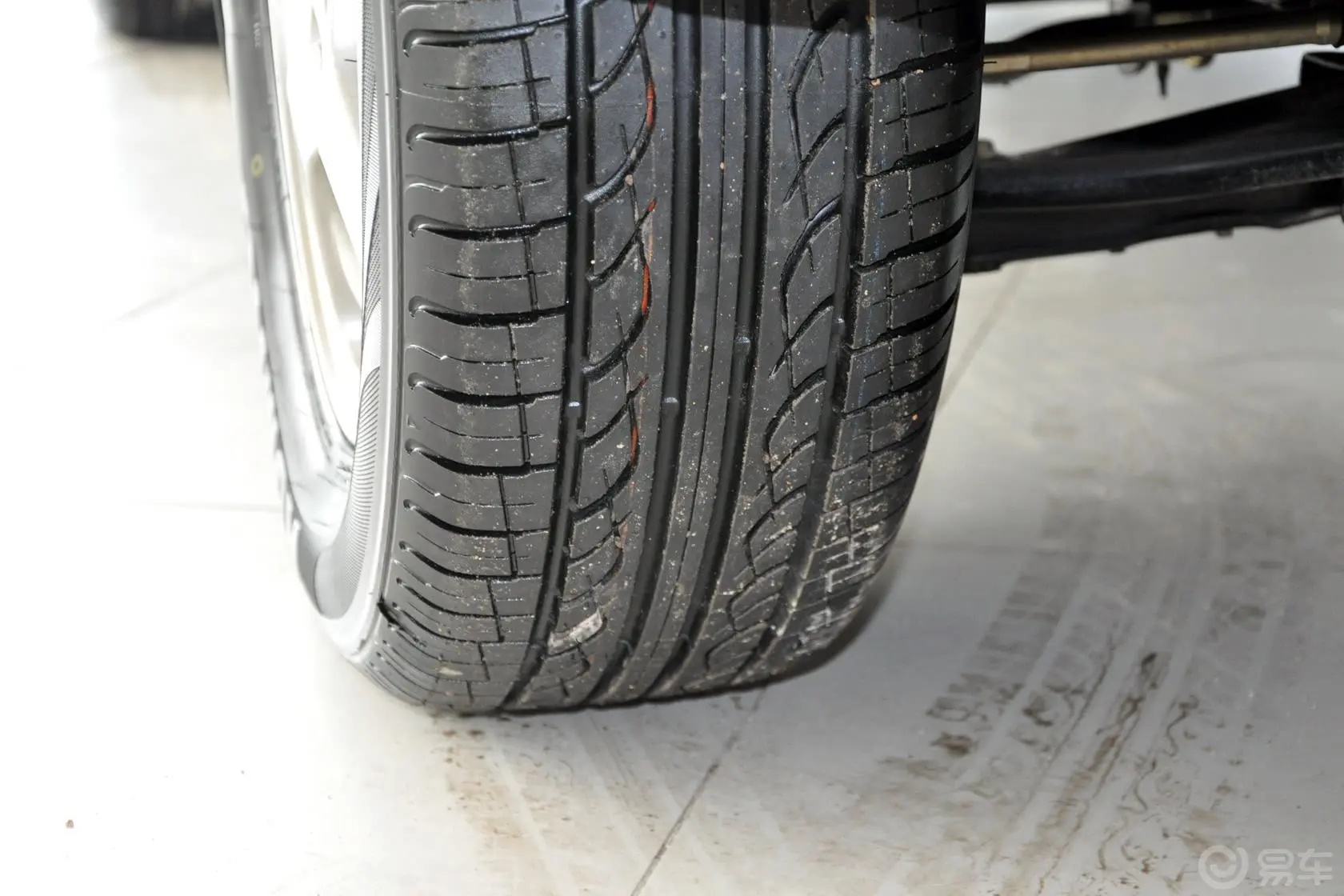 飞腾经典版 CFA6400AA 2.0L MT 4WD 豪华型轮胎花纹
