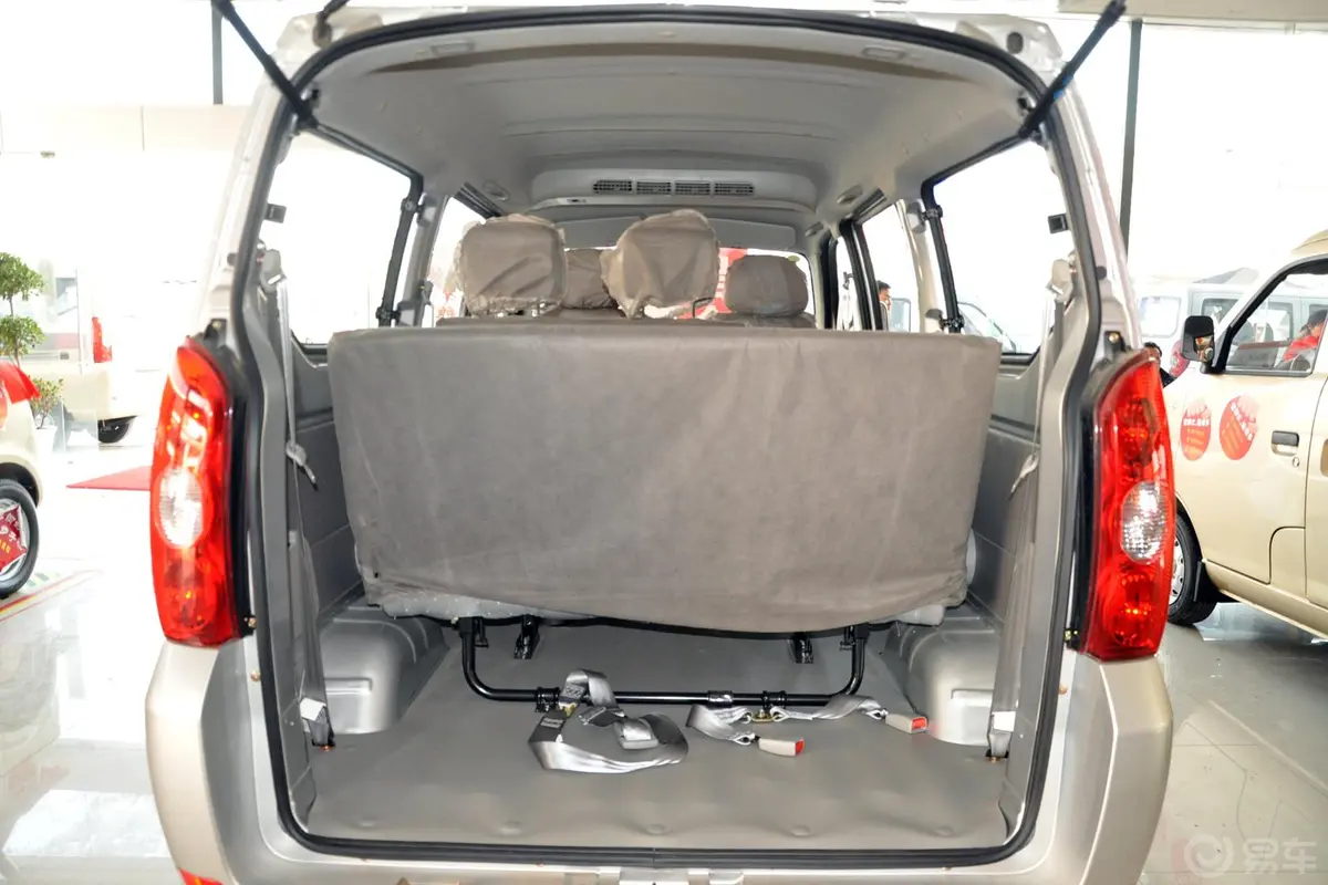 丰顺1.3L 舒适型行李箱空间