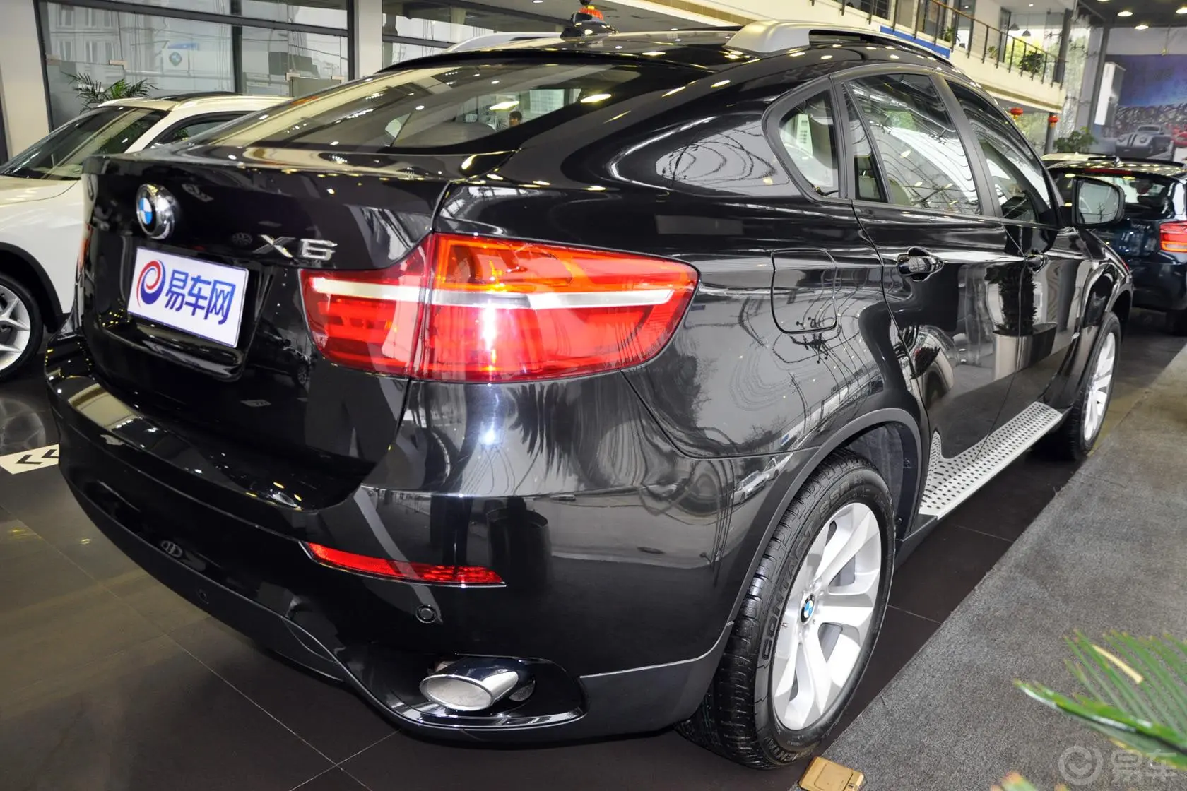 宝马X6xDrive35i侧后45度车头向右水平