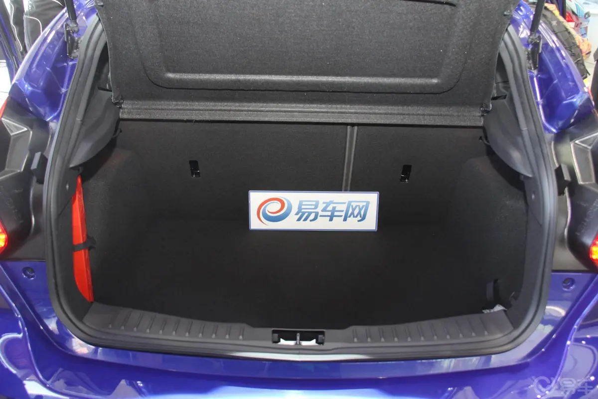 福克斯(进口)ST 2.0T 手动 标准版行李箱空间
