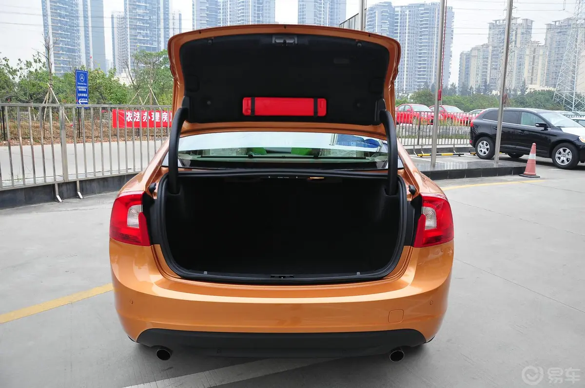 沃尔沃S60(进口)2.0T 智雅版行李厢开口范围
