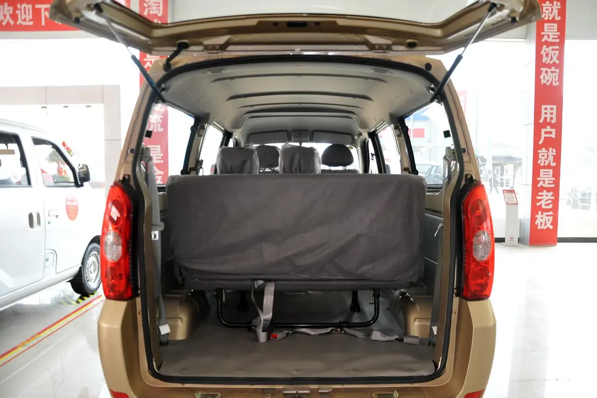丰顺1.0L 手动 标准型行李箱空间