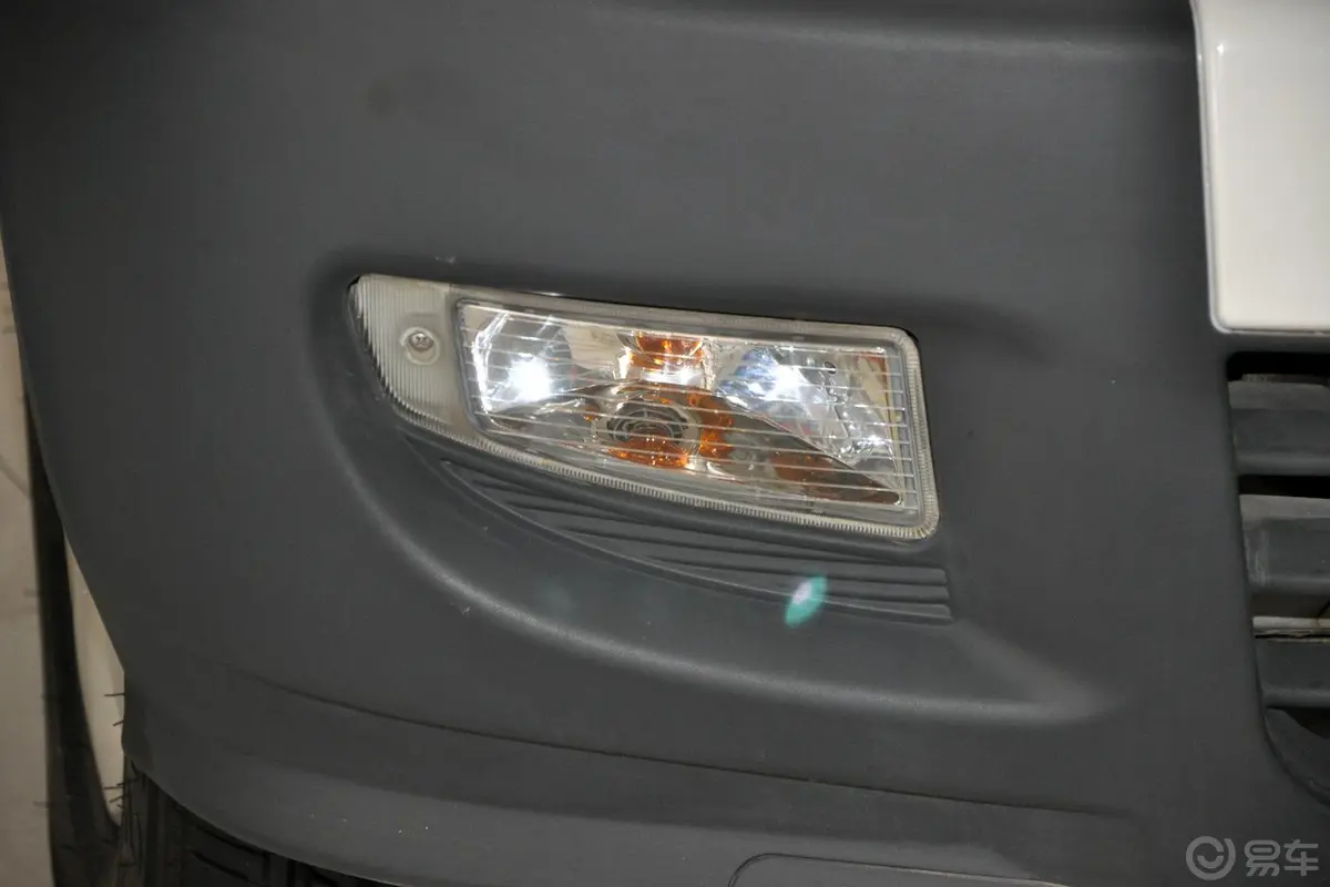 众泰20081.3L 手动 实用型雾灯