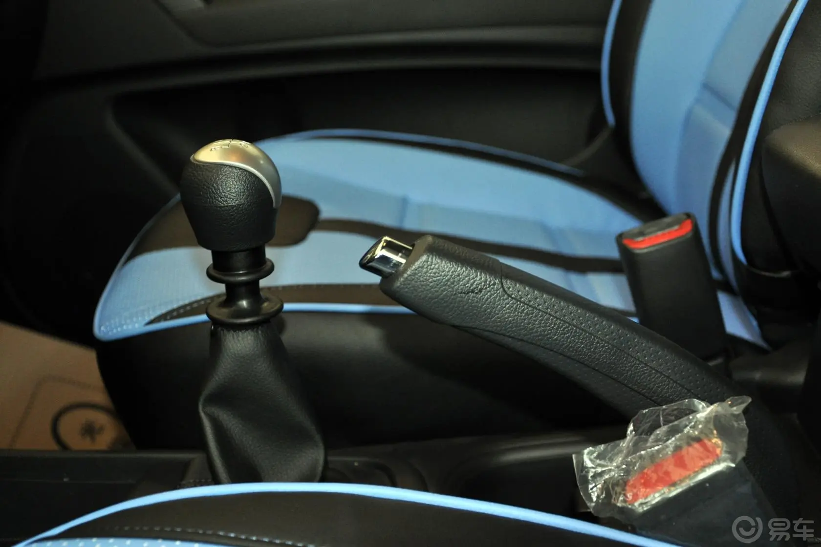 柯兰多2.0L 手动 两驱 舒适版 汽油驻车制动（手刹，电子，脚刹）