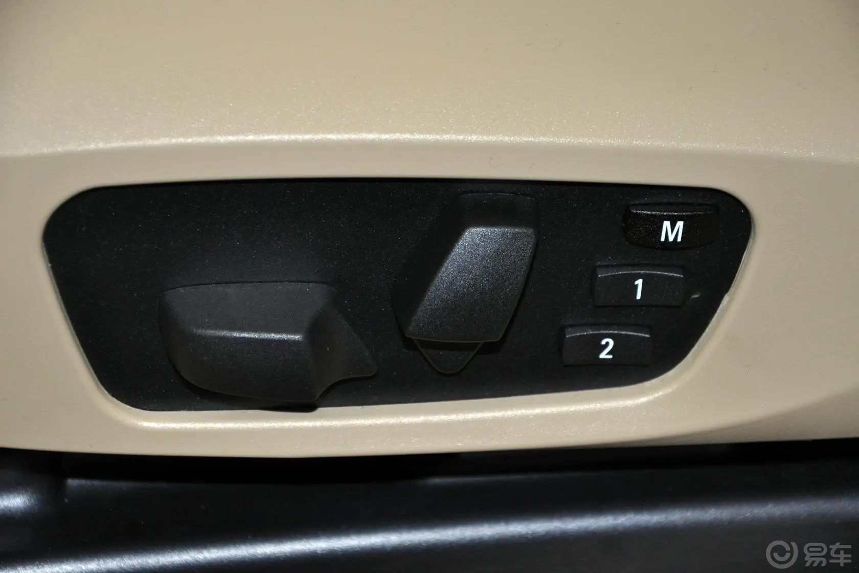 宝马X3(进口)xDrive20i 豪华型座椅调节键