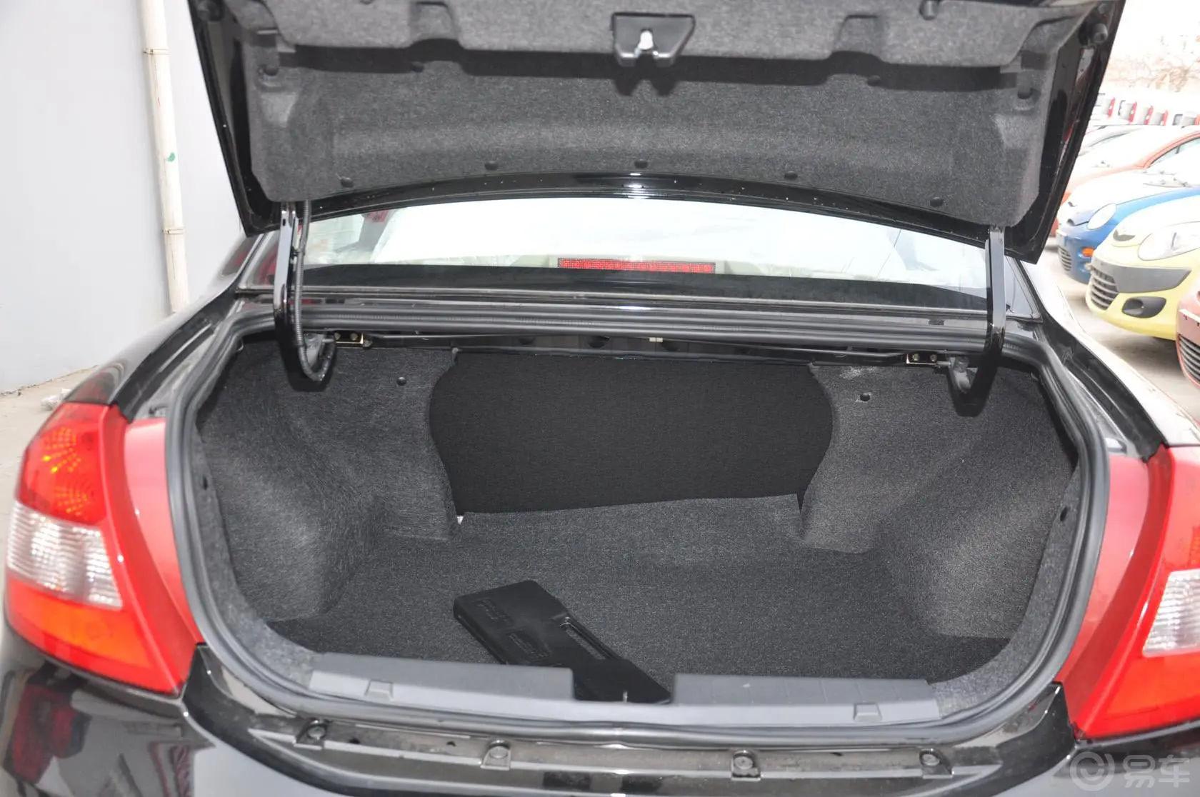 奇瑞E51.5L 手动 运动版行李厢支撑杆