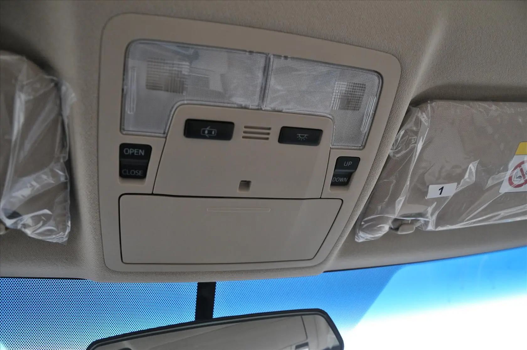 凯美瑞2.5G 舒适版前排车顶中央控制区