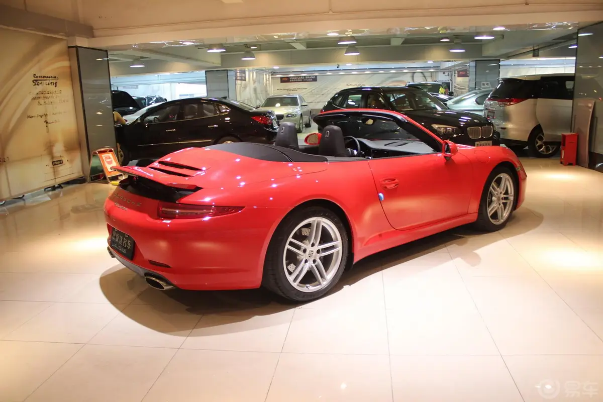 保时捷911Carrera Cabriolet 3.4L侧后45度车头向右水平