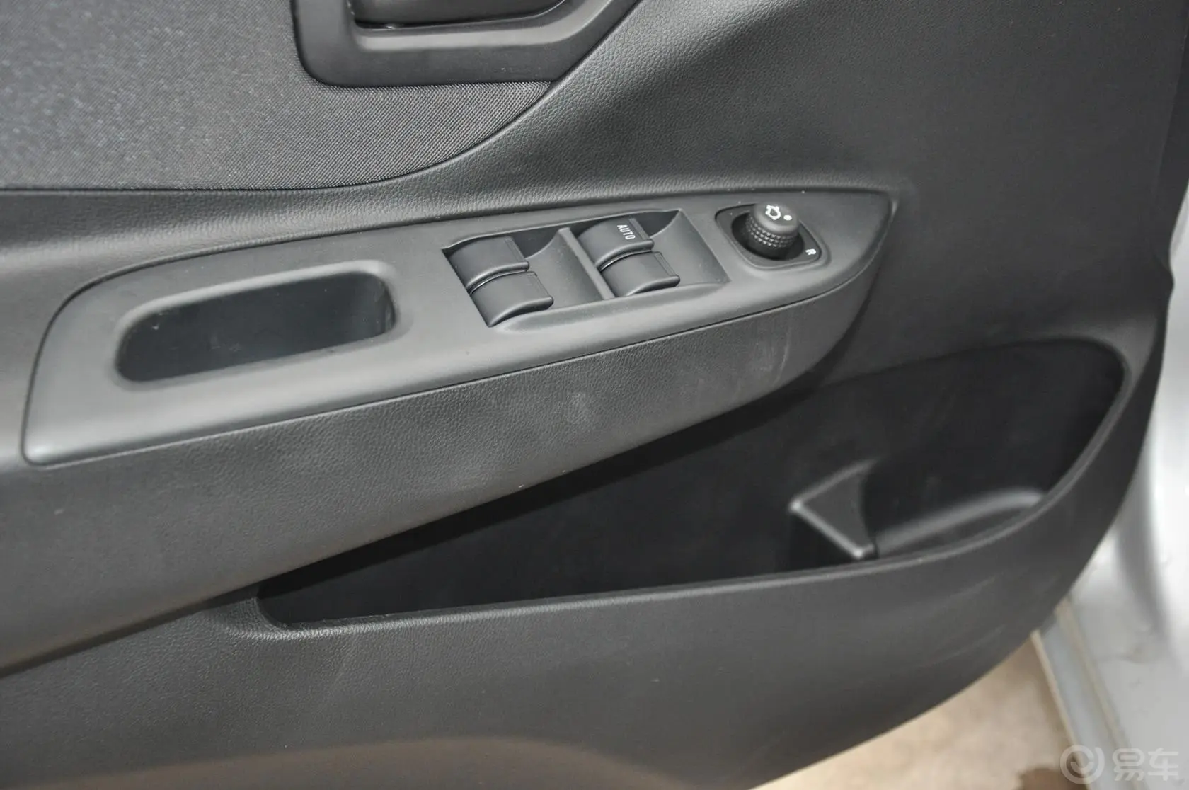 夏利N71.3L 手动 舒适型驾驶员门储物盒