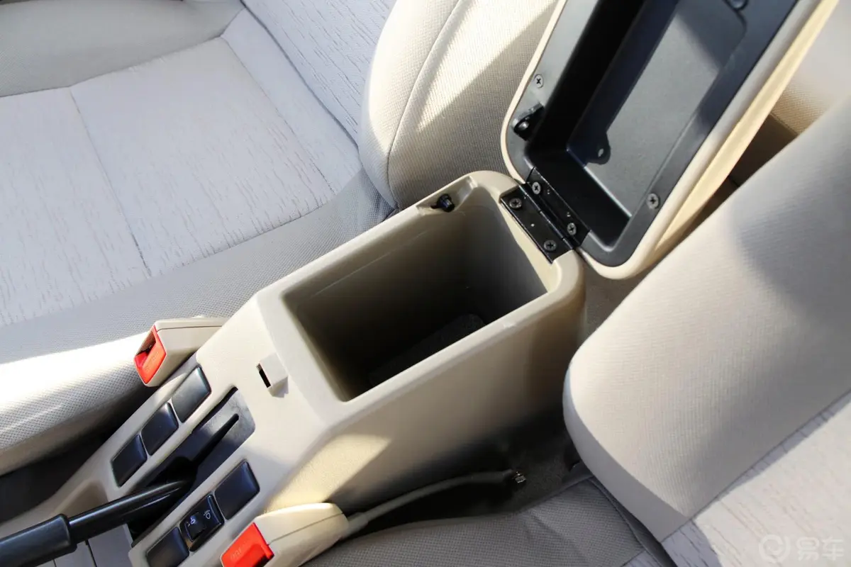锐骐4WD QD80柴油标准版 国IV前排中央扶手箱空间