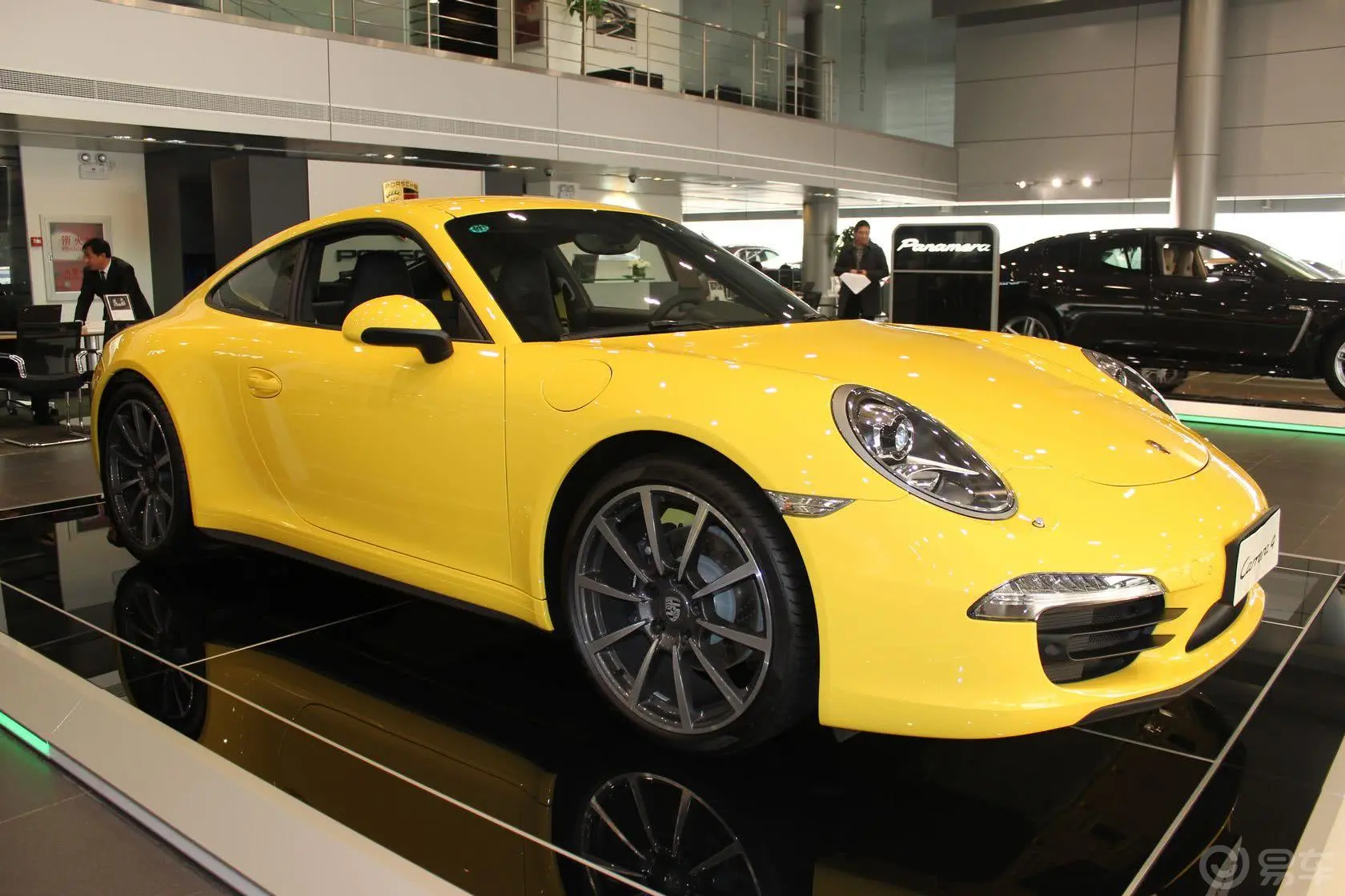 保时捷911Carrera 4 3.4L侧前45度车头向右水平