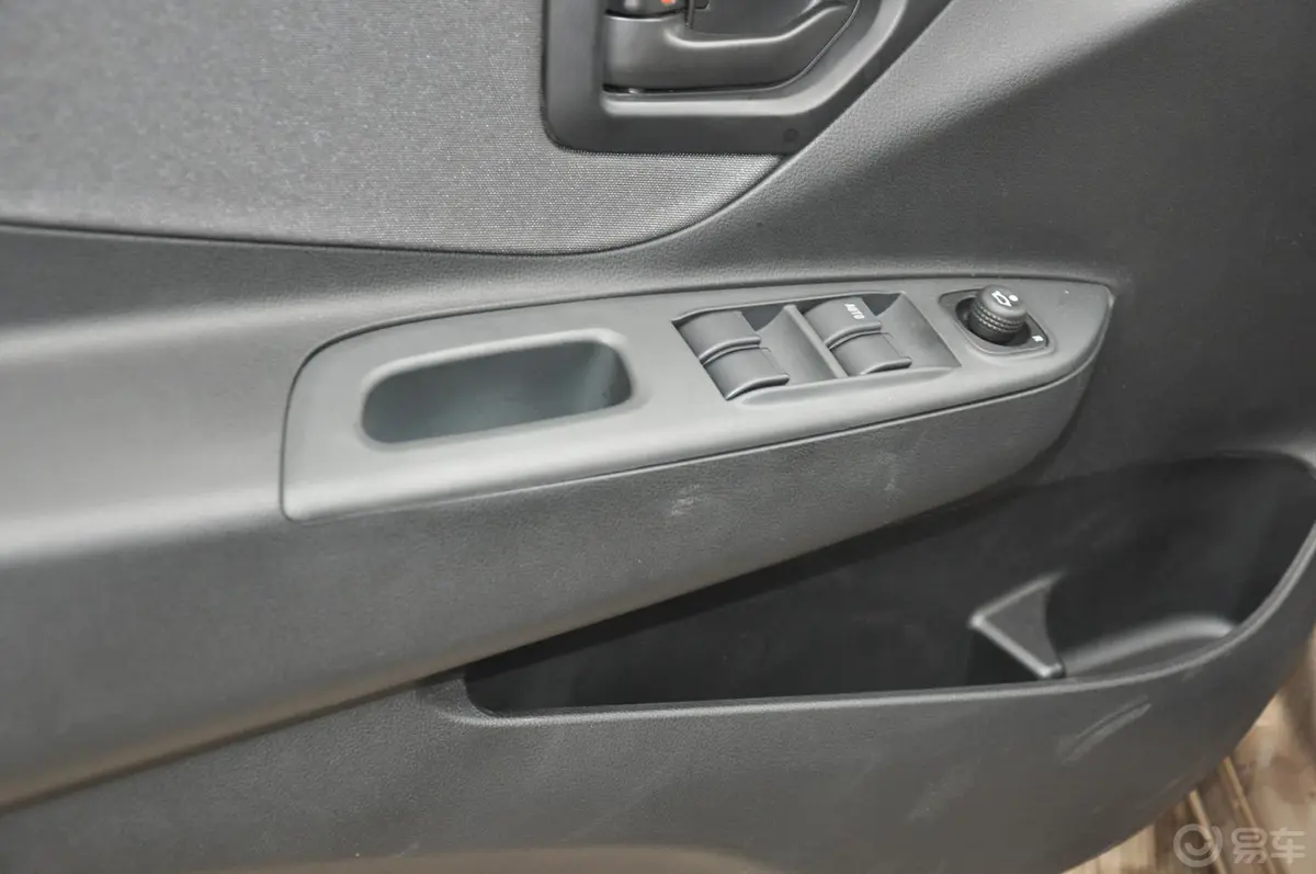 夏利N71.3L 手动 舒适型驾驶员门储物盒