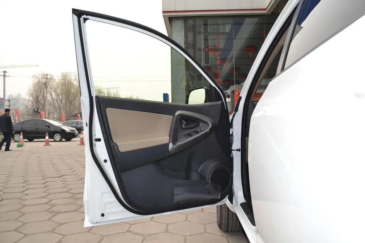 RAV4荣放2.0L 自动 特享经典版驾驶员侧车门内门板