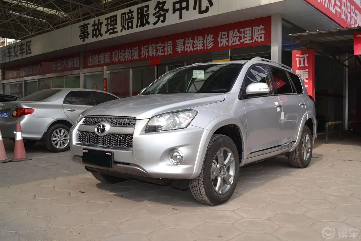 RAV4荣放2.4L 自动 豪华炫装版侧前45度车头向左水平