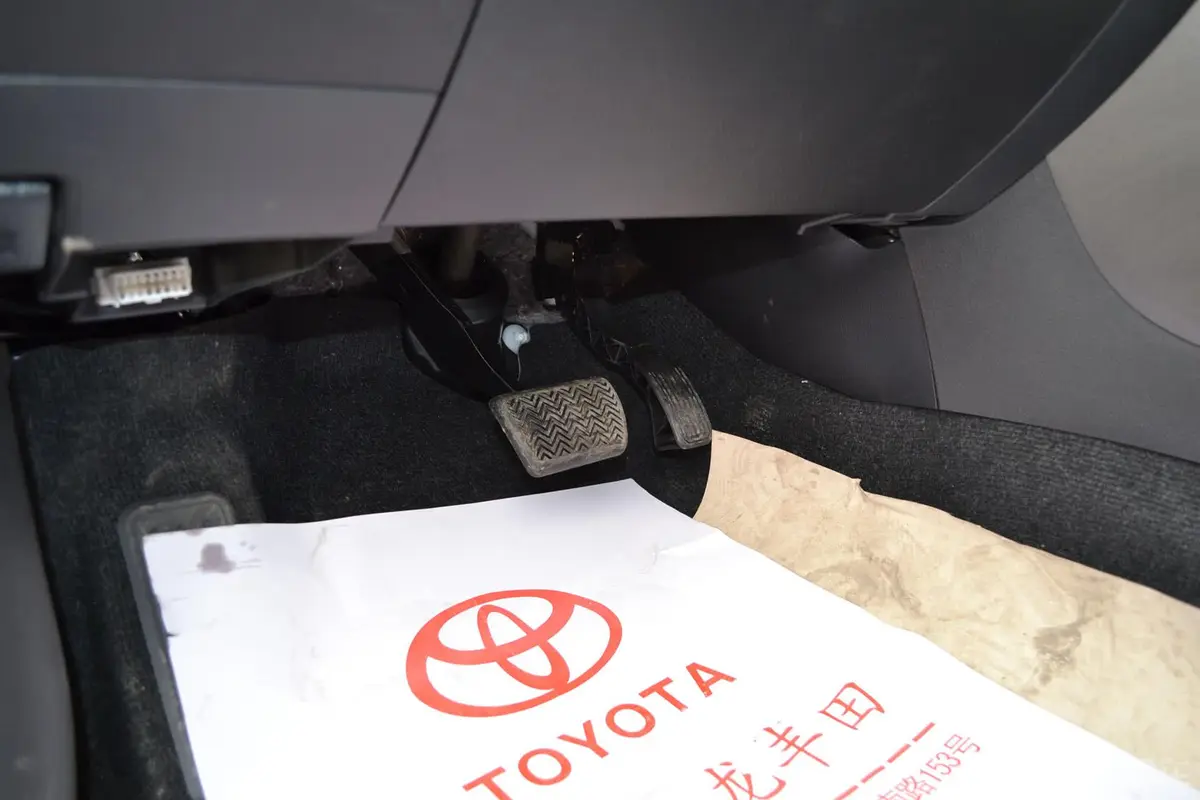 RAV4荣放2.4L 自动 豪华炫装版脚踏板