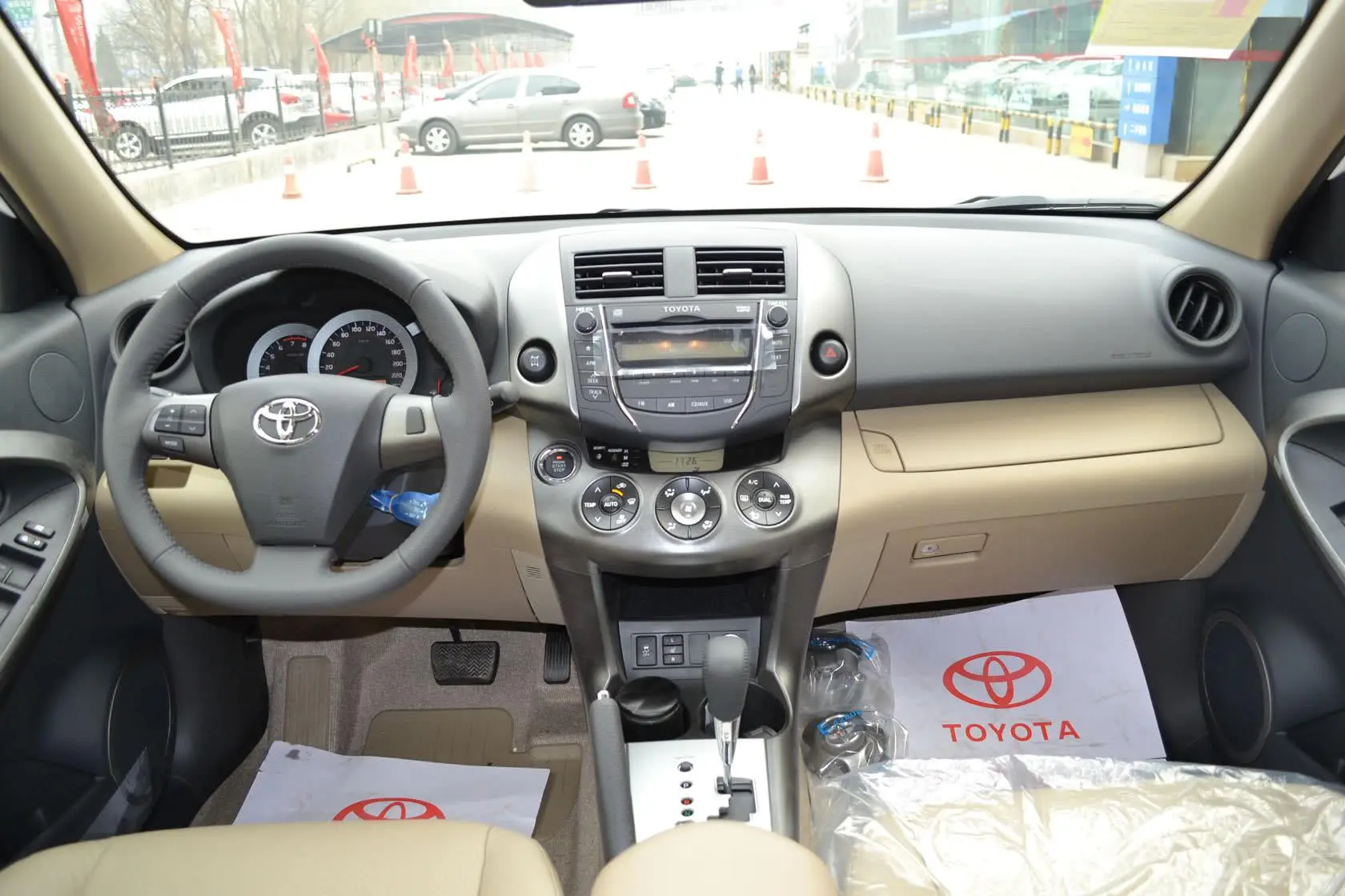 RAV4荣放2.4L 手动 特享尊崇版前排中央扶手箱空间