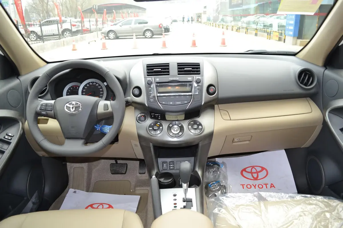 RAV4荣放2.4L 手动 特享尊崇版内饰