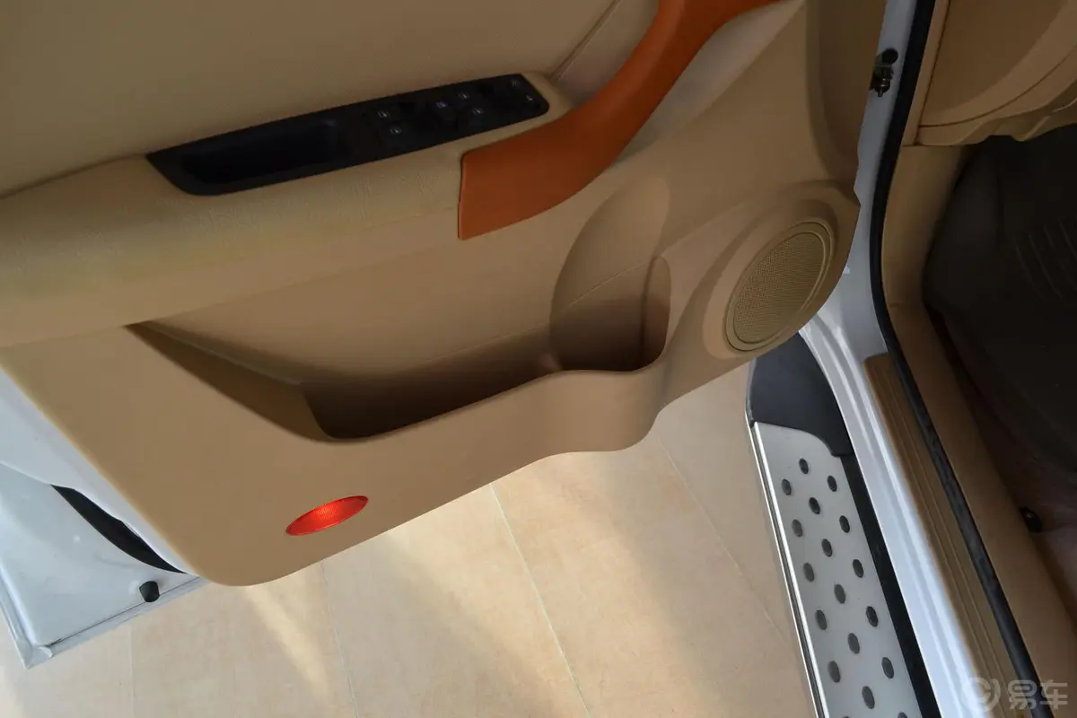 瑞虎精英版 1.6L 自动 DVVT 豪华型驾驶员门储物盒