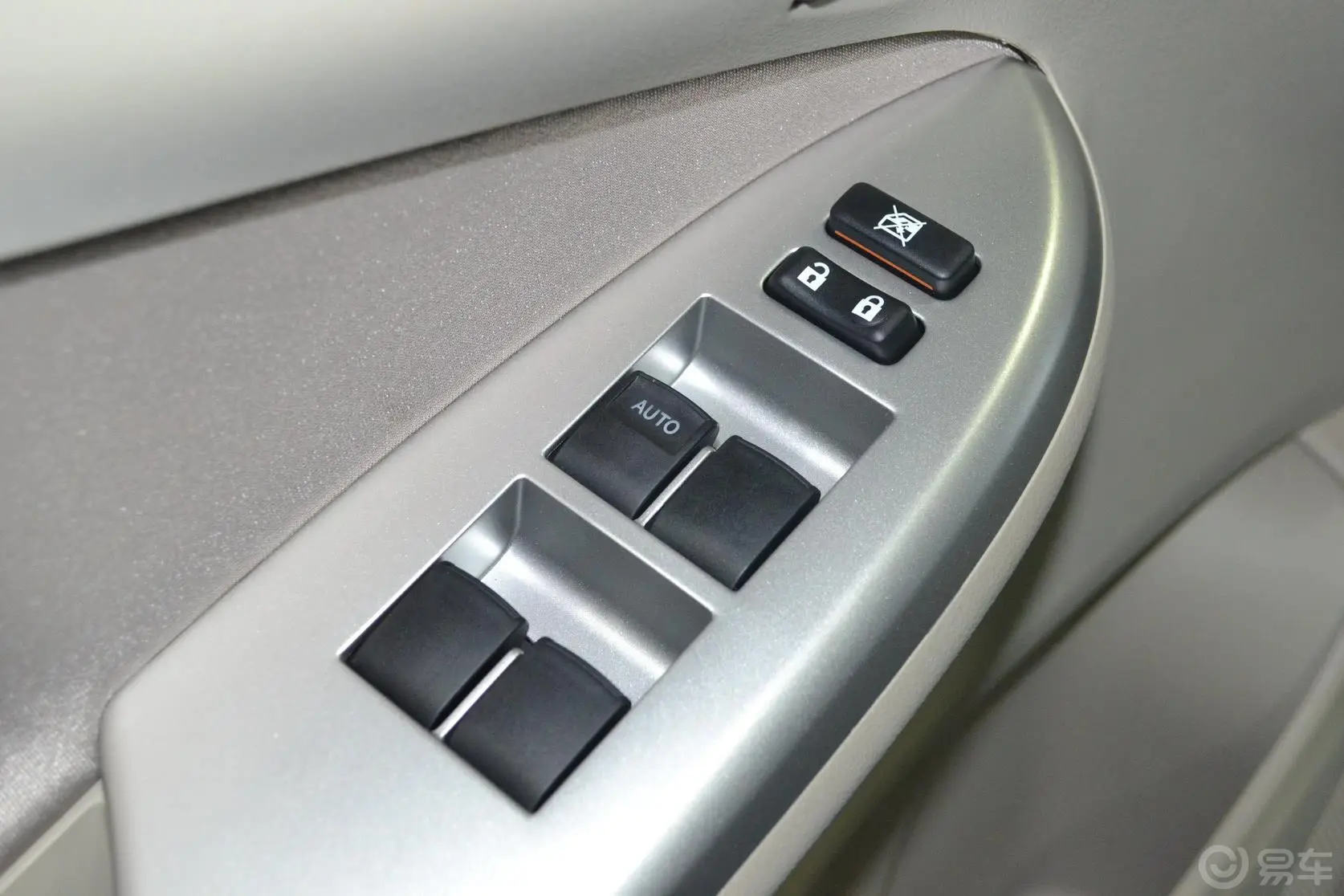卡罗拉1.6L GL炫装版 4AT车窗升降键