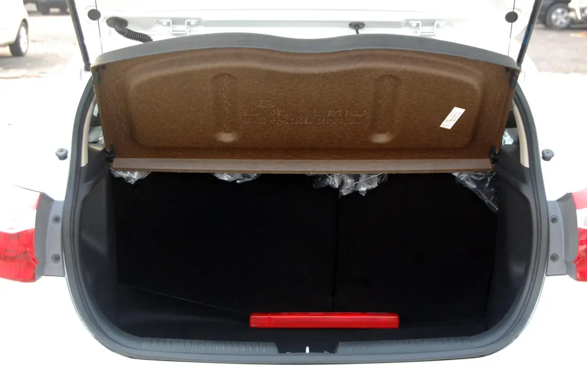 起亚K2两厢 1.4L 自动 GLS 纪念版行李箱空间