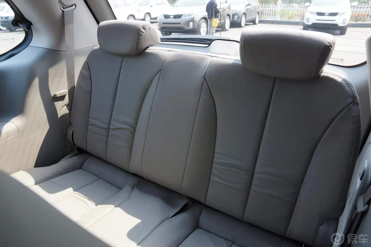 起亚VQ2.7 汽油 舒适版后排座椅