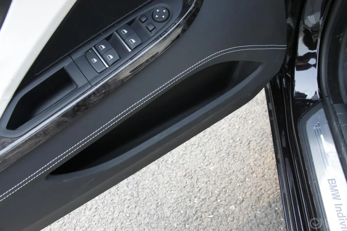 宝马6系650i xDrive Gran Coupe驾驶员门储物盒