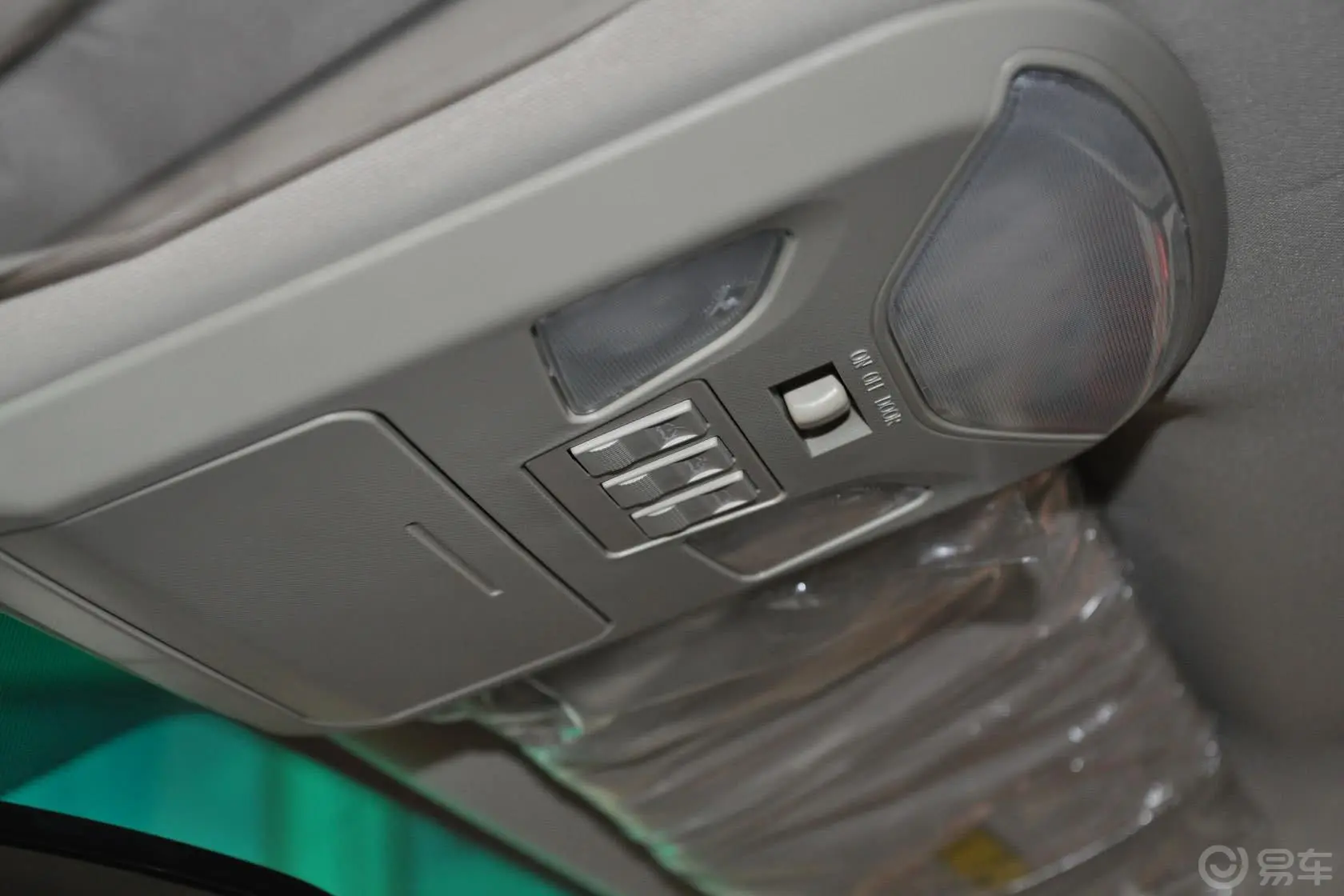奥轩GX52.0L 手动 两驱 天窗版 汽油前排车顶中央控制区