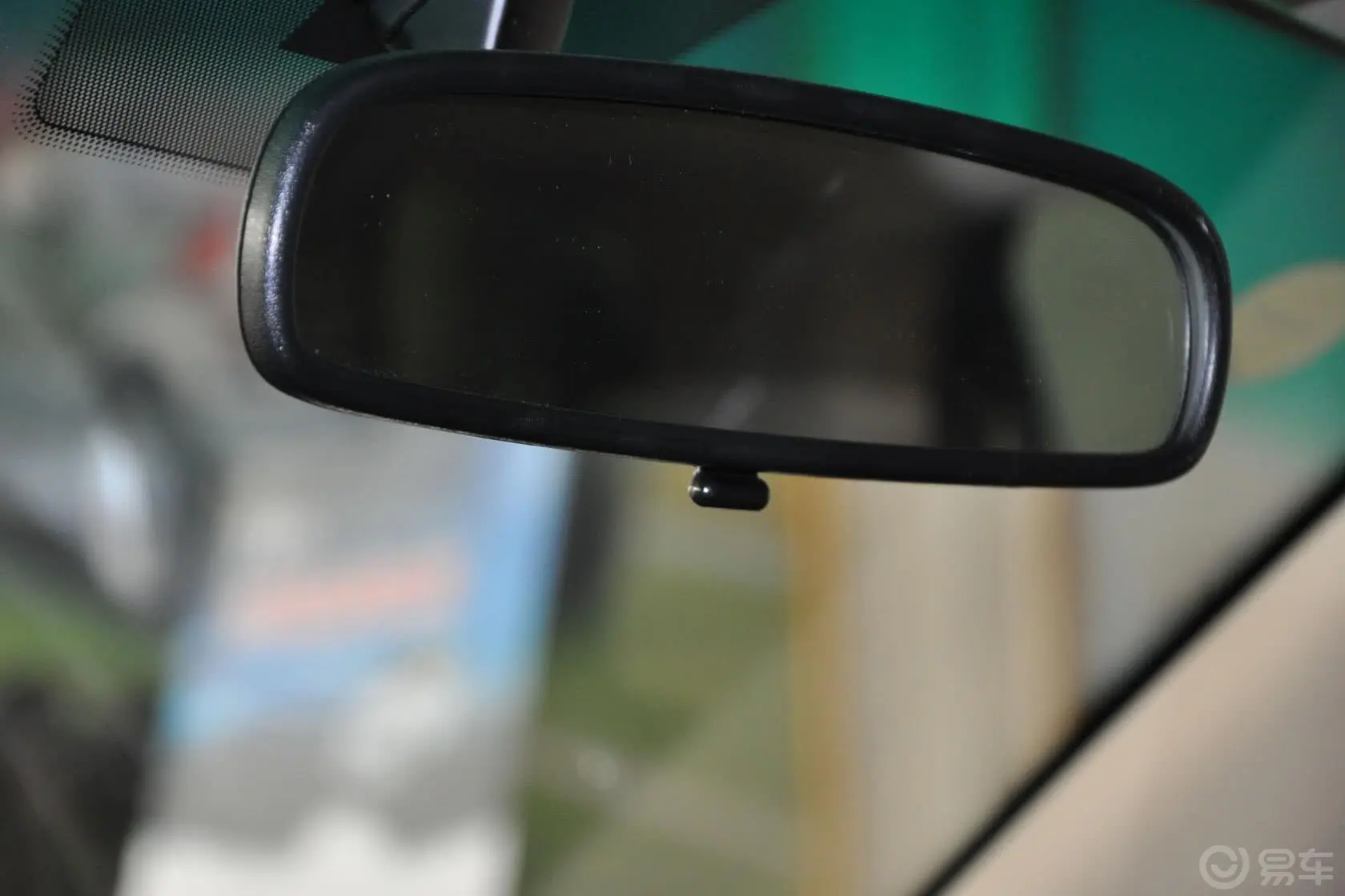 奥轩GX52.0L 手动 两驱 天窗版 汽油内后视镜
