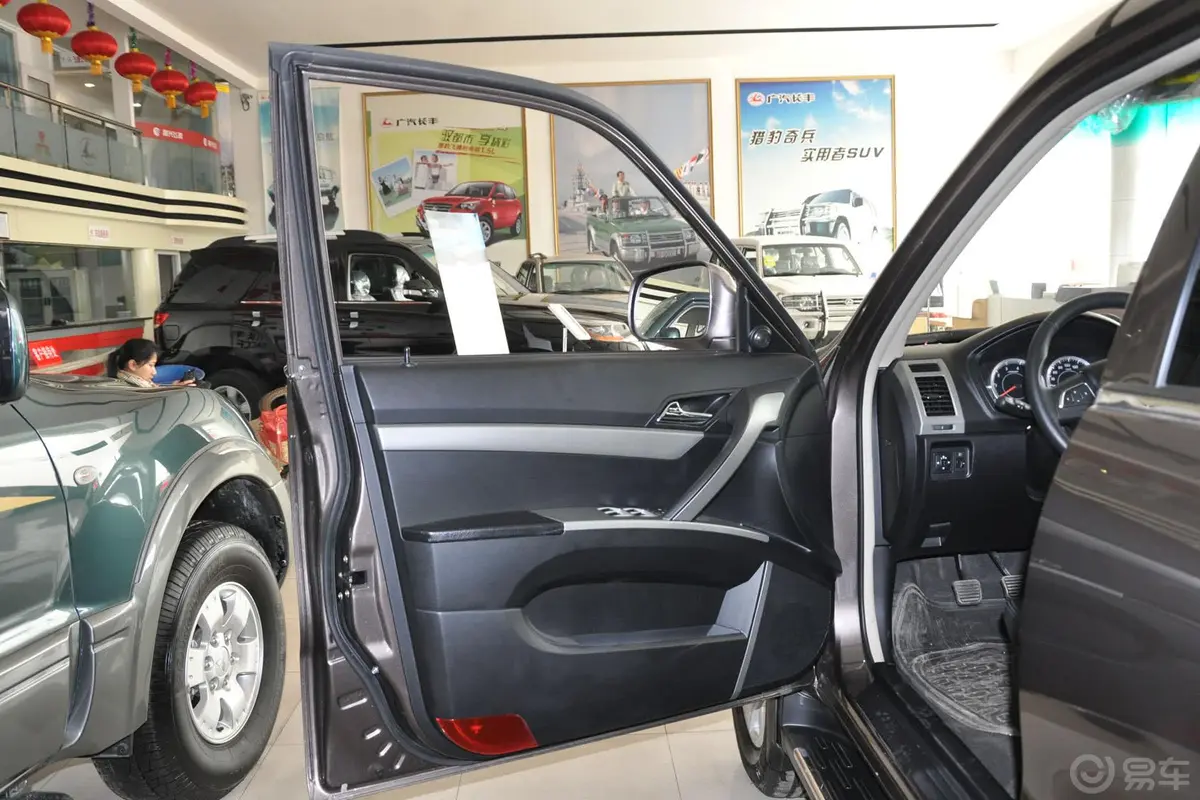 奥轩GX52.4L 自动 两驱 时尚版 汽油驾驶员侧车门内门板
