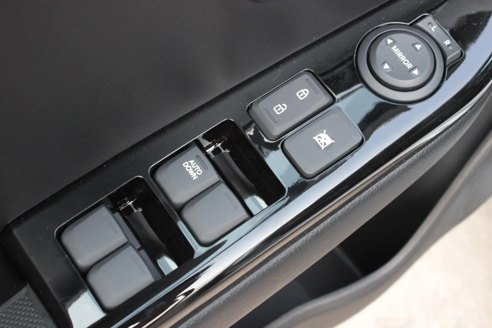 起亚K2三厢 1.6L 自动 Premium ECO 纪念版车窗升降键